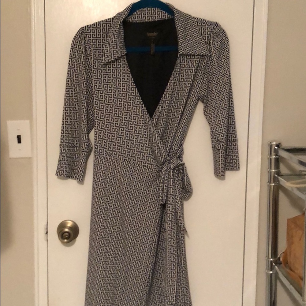 Laundry size small wrap dress navy and white